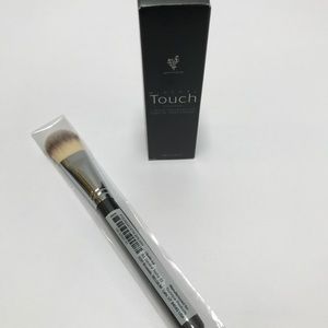 Liquid foundation (Velour) & foundation brush